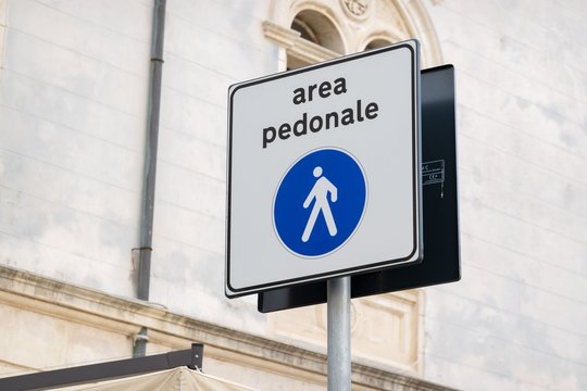 segnale di area pedonale